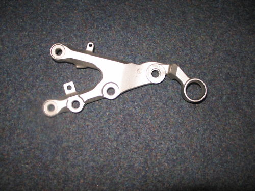 YAMAHA R6 YZF600R6 2CO 06-07 R/H FRONT FOOTREST HANGER secondhand